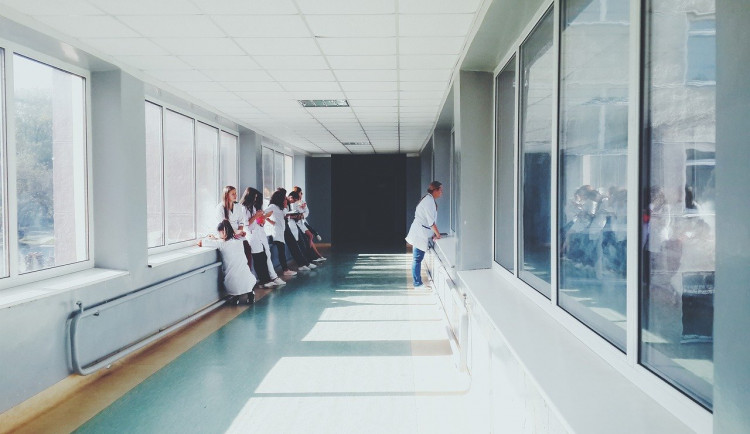 Studenti zdravotnických škol bez očkování nesmí podle vyhlášky na praxi