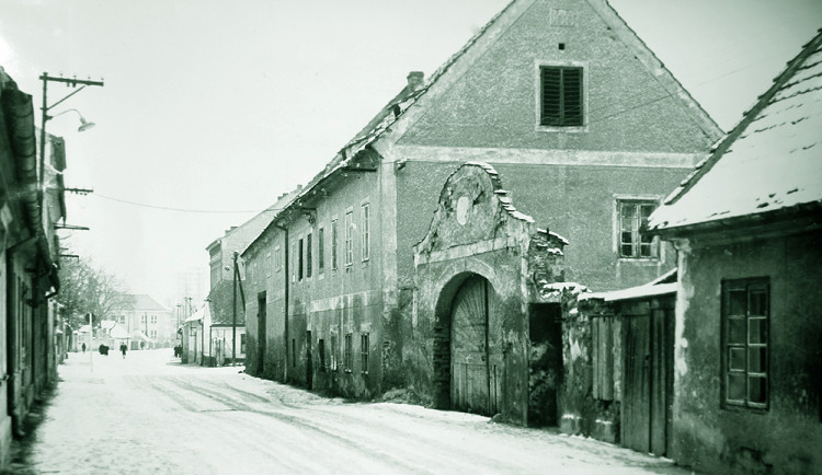 Zemědělská usedlost U Zeleného stromu v původní Staroměstské ulici.