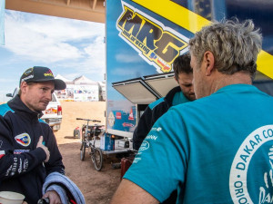 Budějčák Michek měl nehodu cestou na start etapy, na dálnici narazil do svodidel