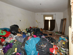 Radnice chce řešit chátrající dům v centru města. Původní majitelka zemřela