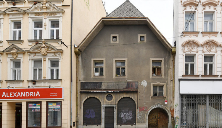 Radnice chce řešit chátrající dům v centru města. Původní majitel zemřel
