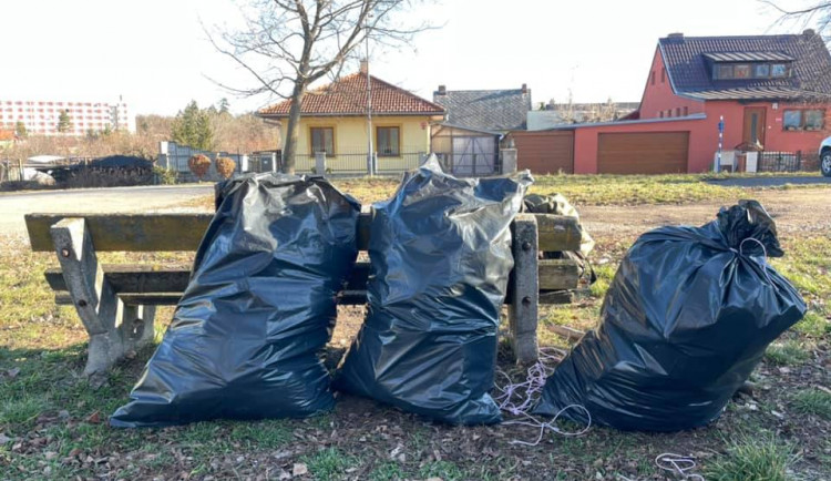 Znojemští bezdomovci uklízí za stravenky město