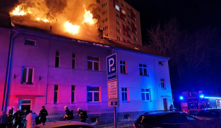 V Budějovicích hořela střecha bytového domu. Policisté evakuovali šest lidí