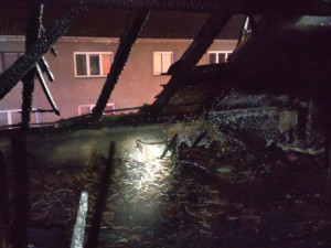 V Budějovicích hořela střecha bytového domu. Hasiči a policisté evakuovali osm lidí