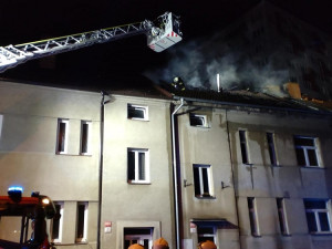 Krátce po půl třetí hodině ranní volalo několik lidí na tísňovou linku a nahlašovalo požár střechy domu v Čéčově ulici v Českých Budějovicích.