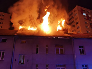 Krátce po půl třetí hodině ranní volalo několik lidí na tísňovou linku a nahlašovalo požár střechy domu v Čéčově ulici v Českých Budějovicích.