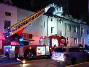 V Budějovicích hořela střecha bytového domu. Hasiči a policisté evakuovali osm lidí