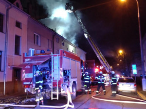 Policisté vyvedli z hořícího domu šest lidí. V hustém dýmu hledali i psa