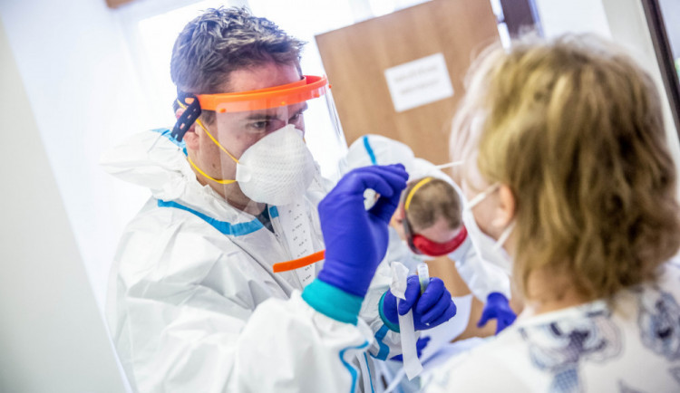 Izolace i karanténa se kvůli omikronu zkracuje na pět dní