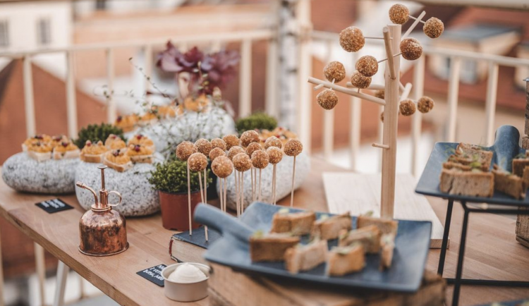 Děláme catering trochu jinak. Někdy místo v kuchyni probíhají přípravy v truhlářské dílně, kde si vyrábíme itinerář sami, říká Martin Koptiš