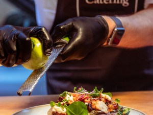 Děláme catering trochu jinak. Někdy místo v kuchyni probíhají přípravy v truhlářské dílně, kde si vyrábíme itinerář sami, říká Martin Koptiš