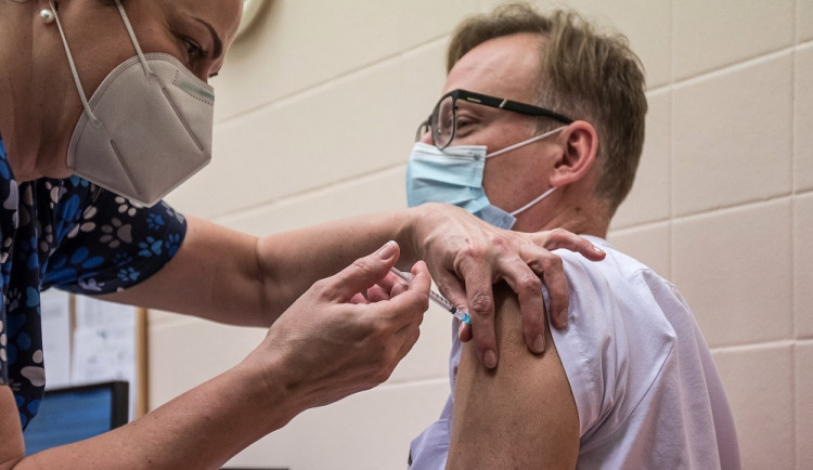 Tisíce stížností na povinné očkování za týden. Ombudsman se postaví proti očkovací vyhlášce