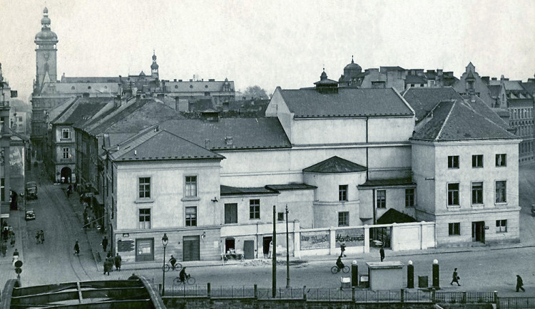 DRBNA HISTORIČKA: Prvním představením v novém divadle byl Schröderův „Praporčík“