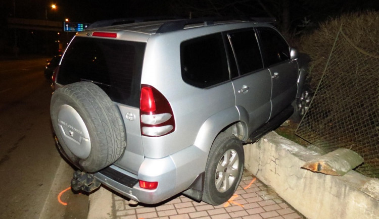 Řidič skončil v plotě. Na křižovatce nejspíš nedal přednost