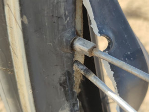 Budějčák Michek málem odstoupil. Při souboji s Američanem Rickym Brabcem přehlédl dunu