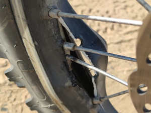 Budějčák Michek málem odstoupil. Při souboji s Američanem Rickym Brabcem přehlédl dunu