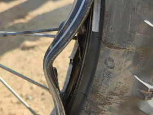 Budějčák Michek málem odstoupil. Při souboji s Američanem Rickym Brabcem přehlédl dunu