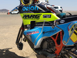 Budějčák Michek málem odstoupil. Při souboji s Američanem Rickym Brabcem přehlédl dunu