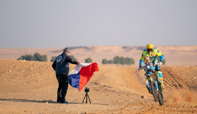 Bloudění, nehoda na dálnici a havárie v dunách. Budějčák Michek přes všechny komplikace dokončil Dakar