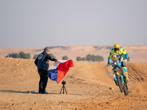 Bloudění, nehoda na dálnici a havárie v dunách. Budějčák Michek přes všechny komplikace dokončil Dakar