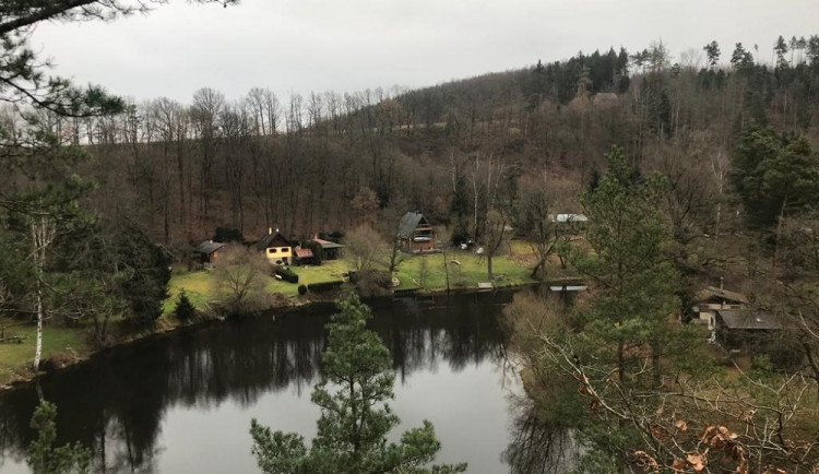 Chatová osada Hastrman u řeky Malše na Českobudějovicku.