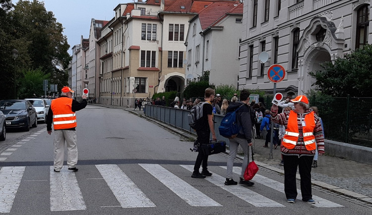 Devět let dohlíželi manželé Kubákovi na děti na přechodu u základní školy. Dobrovolnictví jim dělalo radost