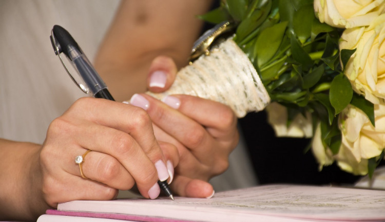 Ženy nyní mohou bez podmínek používat nepřechýlené příjmení. Je to tak správně, říká ministr Rakušan