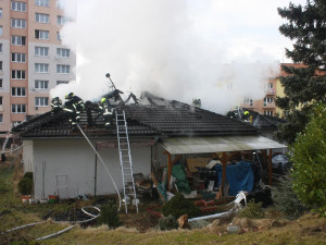 Hasičům trvalo zhruba hodinu, než dostali požár pod kontrolu.