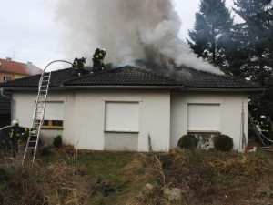 Hasičům trvalo zhruba hodinu, než dostali požár pod kontrolu.