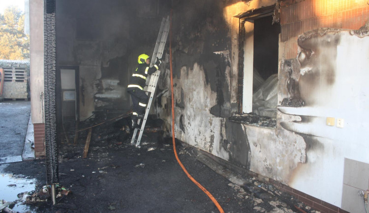 Po požáru elektrodílny zůstala škoda milion korun