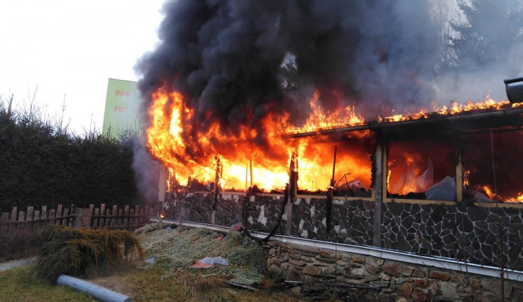 Jihočeští hasiči zasahovali u požáru rodinného domu ve Zlivi na Českobudějovicku.
