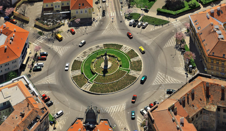 Do zkoušek autoškol přibude 38 nových otázek, poprvé budou i videa