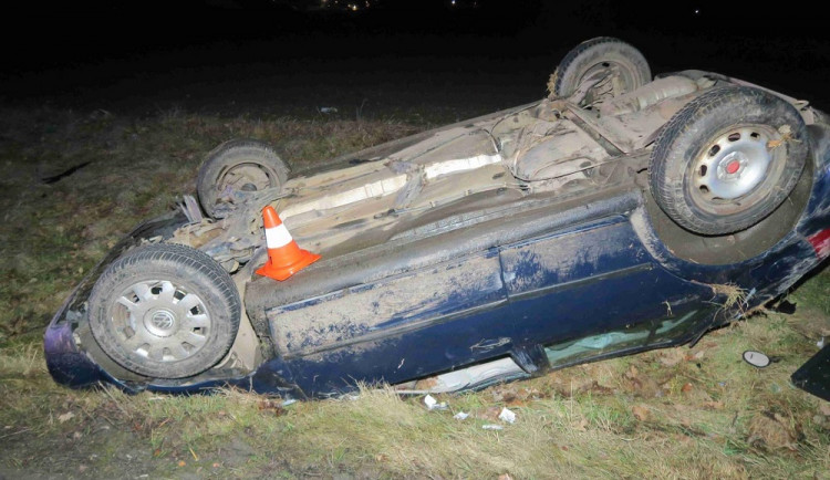 Opilý řidič dostal smyk a převrátil auto na střechu. Utrpěl vážná zranění