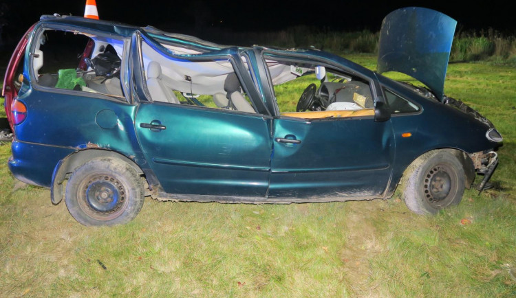 Nepřipoutaný muž se zákazem řízení na Jindřichohradecku vyjel ze silnice. Po nárazu do stromu zemřel.