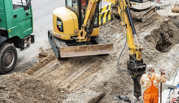 Oprava ulice nám poničila dům, zlobí se firma. Na město podala žalobu
