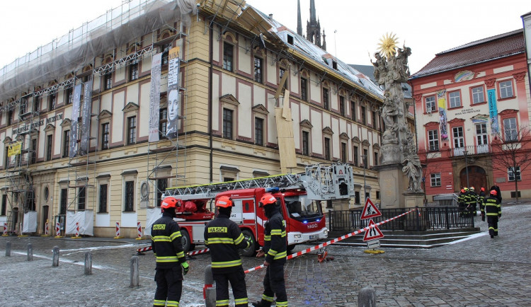 Sněhová bouře v Brně smetla lešení z budovy muzea na Zelném trhu