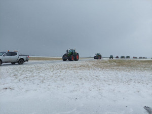 Na jihu Čech brzdily provoz desítky traktorů, na protest proti změnám dotací