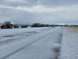 Na jihu Čech brzdily provoz desítky traktorů, na protest proti změnám dotací