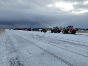 Na jihu Čech brzdily provoz desítky traktorů, na protest proti změnám dotací
