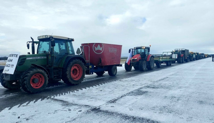 Na jihu Čech brzdily provoz desítky traktorů, na protest proti změnám dotací