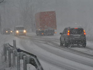 Sníh v jižních Čechách odklízelo přes noc 157 sypačů, ráno vyjely znovu