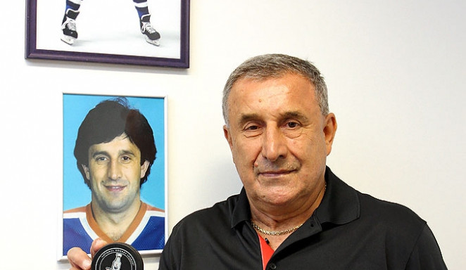 Na setkání po 30 letech dostali všichni bývalí hráči Edmontonu pamětní puk. (2014)