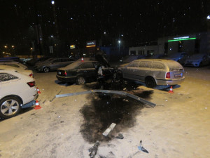 VIDEO: Řidič ujížděl policii rychlostí 130 kilometrů za hodinu. Naboural do autosalonu