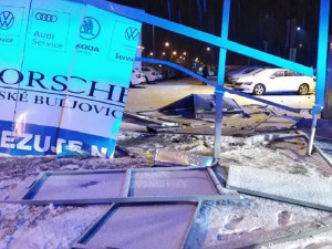 VIDEO: Řidič ujížděl policii rychlostí 130 kilometrů za hodinu. Naboural do autosalonu