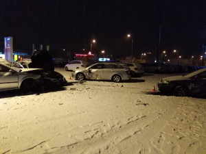 VIDEO: Řidič ujížděl policii rychlostí 130 kilometrů za hodinu. Naboural do autosalonu