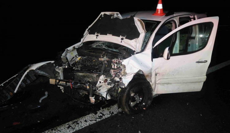 Pro vážně zraněného řidiče, který přejel do protisměru, letěl vrtulník