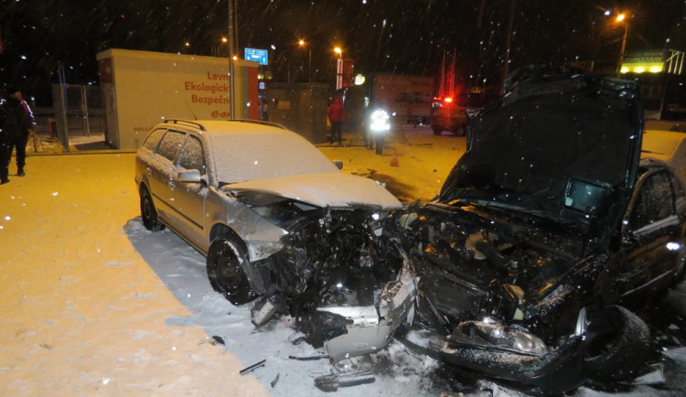 VIDEO: Řidič ujížděl policii rychlostí 130 kilometrů za hodinu. Naboural do autosalonu