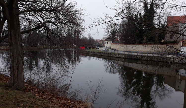 V řece u slepého ramene ležel muž. Tělo museli vyprostit potápěči