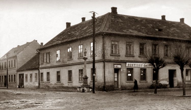 Hostinec U Města Tábora na rohu Pražské a Pekárenské v roce 1950.