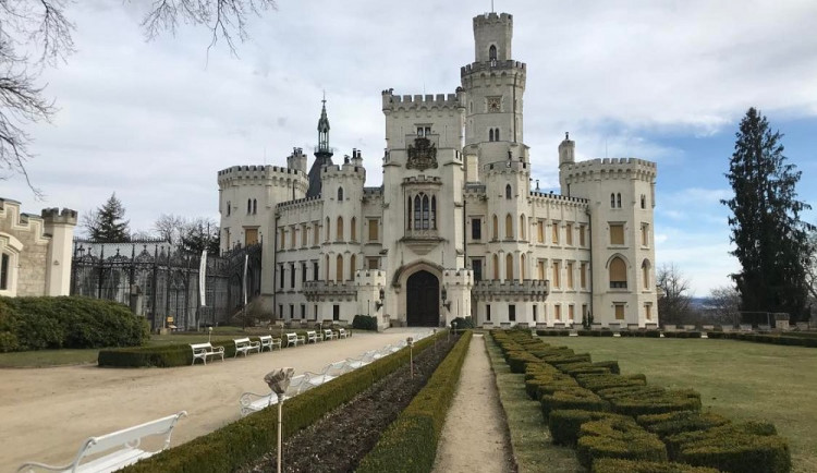 Zámek Hluboká nad Vltavou má nová okna, v Krumlově zrestaurují předměty za miliony